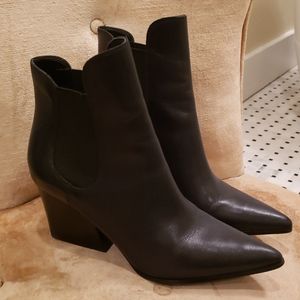 Kendall and Kylie size 7 black leather bootie